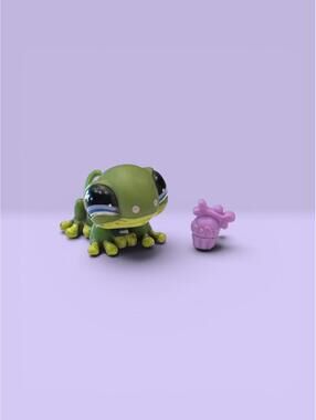 Littlest Pet Shop LPS Gecko #847 with Cupcake Accessory.